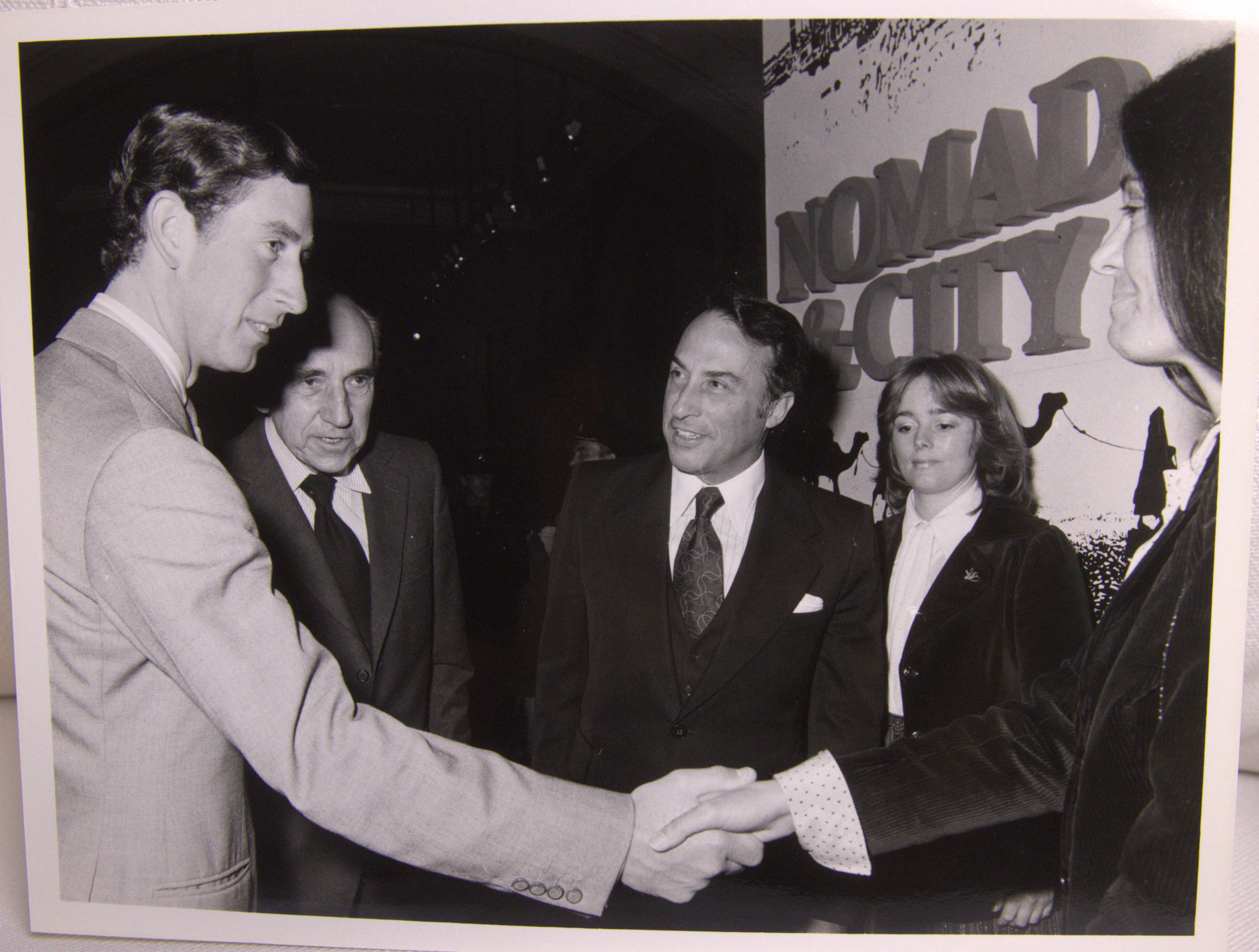 Registro do momento em que Heloisa Vilhena, à época trabalhando na embaixada brasileira em Londres, cumprimenta o príncipe Charles durante a abertura de uma exposição de arte indígena brasileira em Londres. Foto feita entre fins da década de 1970, início da década de 1980, período em que Heloisa trabalhou na Inglaterra.